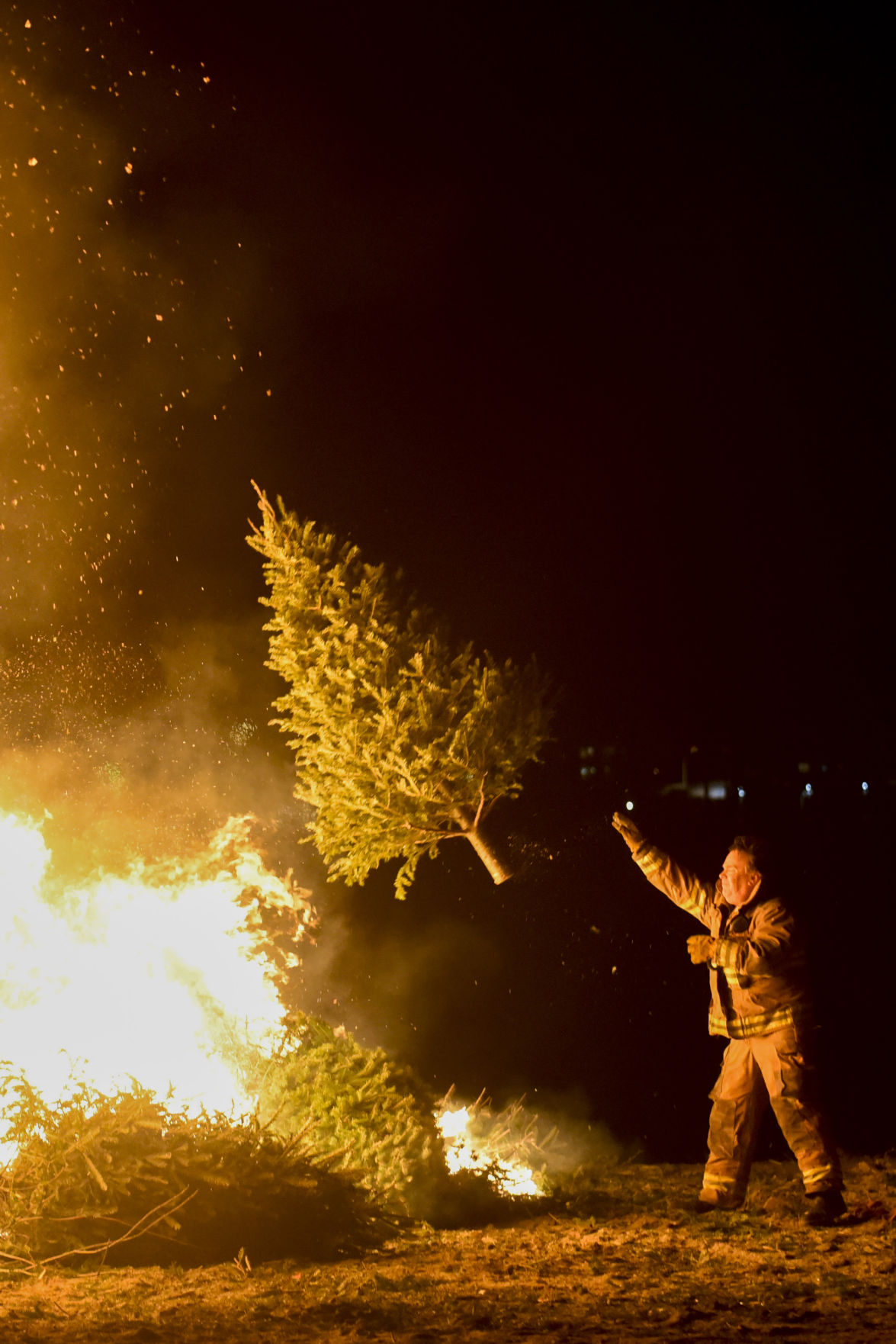 Slideshow Salem's Christmas Tree Bonfire Gallery