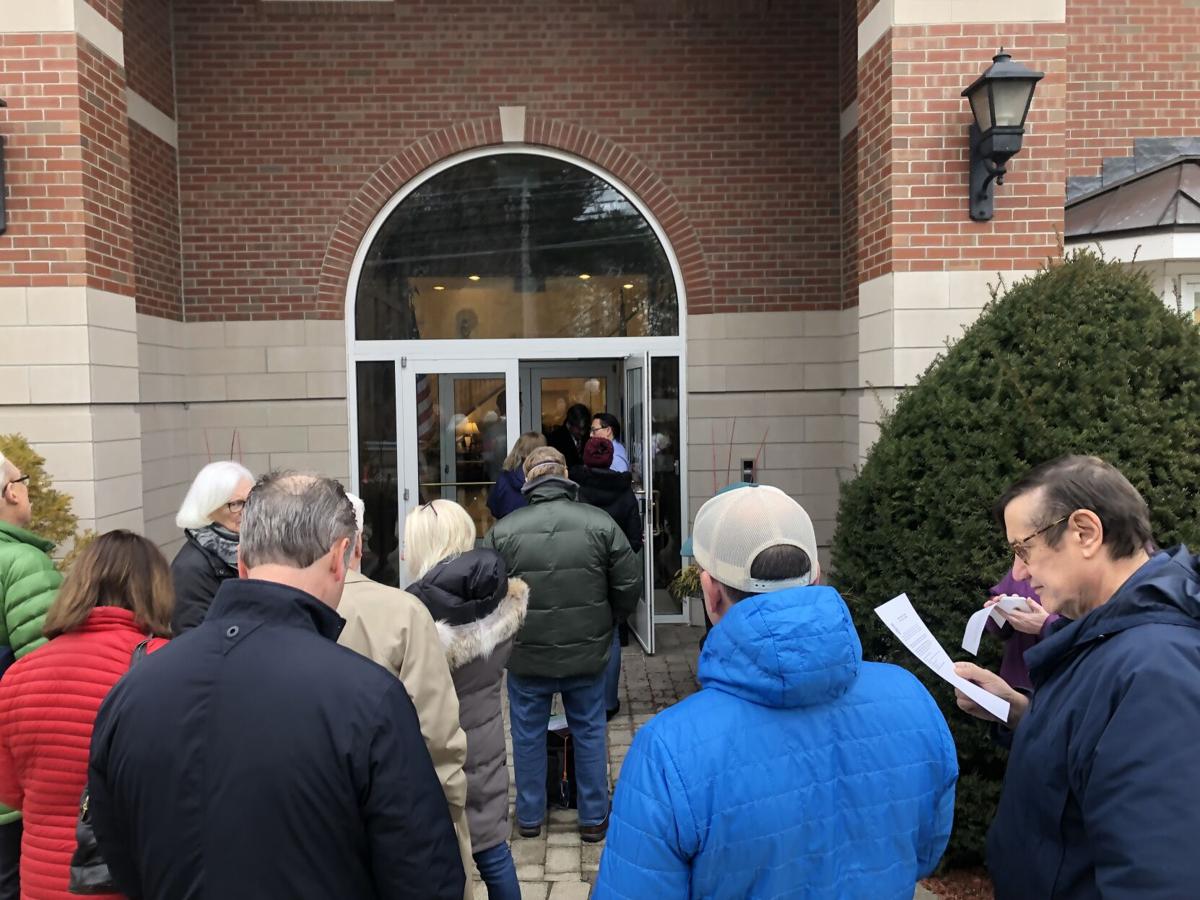 Customers line up at Silicon Valley Bank in Beverly, News