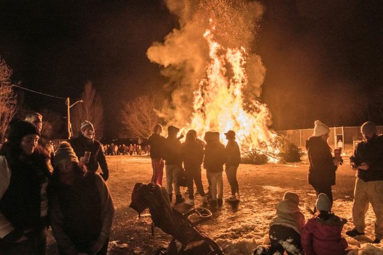 Ryal Side Christmas Tree Bonfire brightens the winter night News