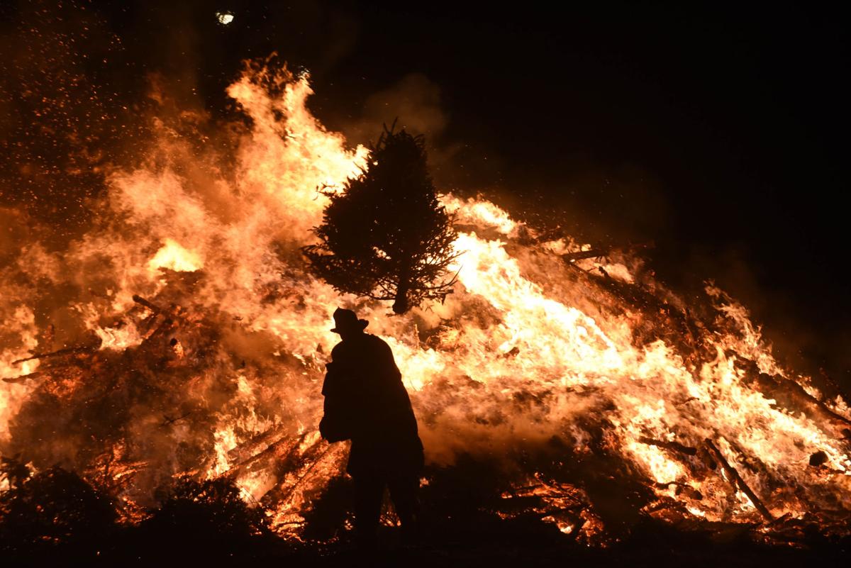 Slideshow Salem's Christmas Tree Bonfire Gallery