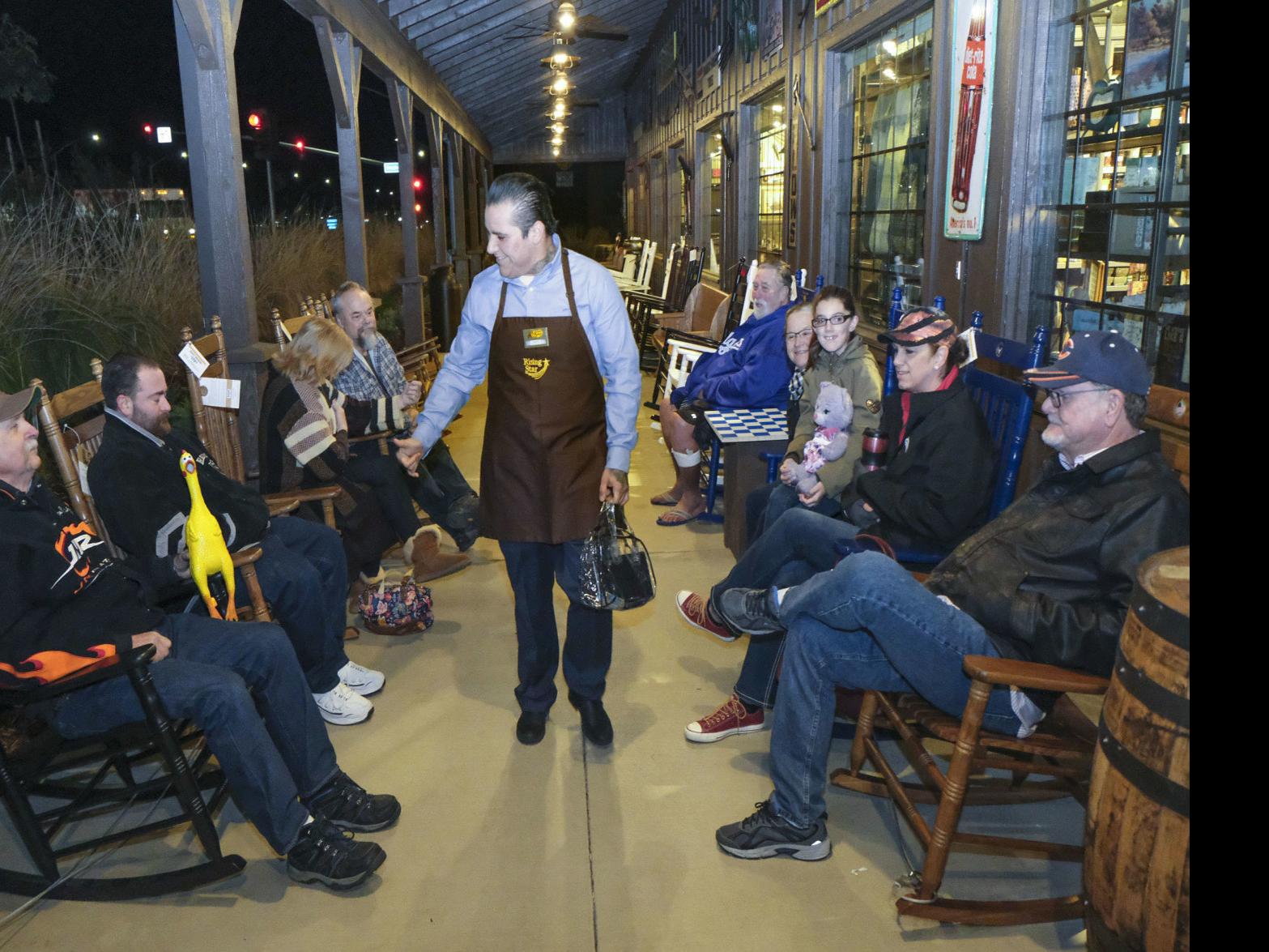 Cracker Barrel Now Open In Santa Maria Dozens Line Up On Cold