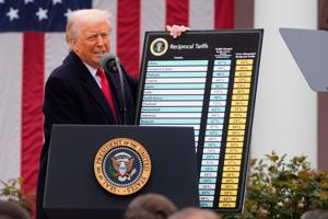 Trump impone arancel del 50% a bienes canadienses por disputas sobre autos, alcohol y queso