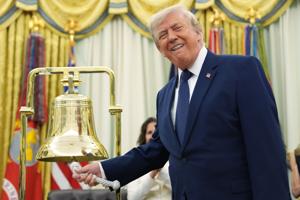 Trump toca campana de apertura de Wall Street, trata de vincular su presidencia a alzas bursátiles