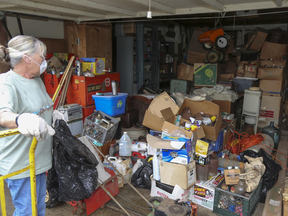 Volunteers Lend A Hand To Help Orcutt Hoarder S Family