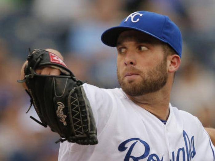 Former Royal Mike Moustakas gets standing ovation at Kauffman