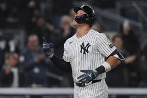 Judge corta sequía con jonrón decisivo y Yankees superan 4-3 a Reales para barrerlos