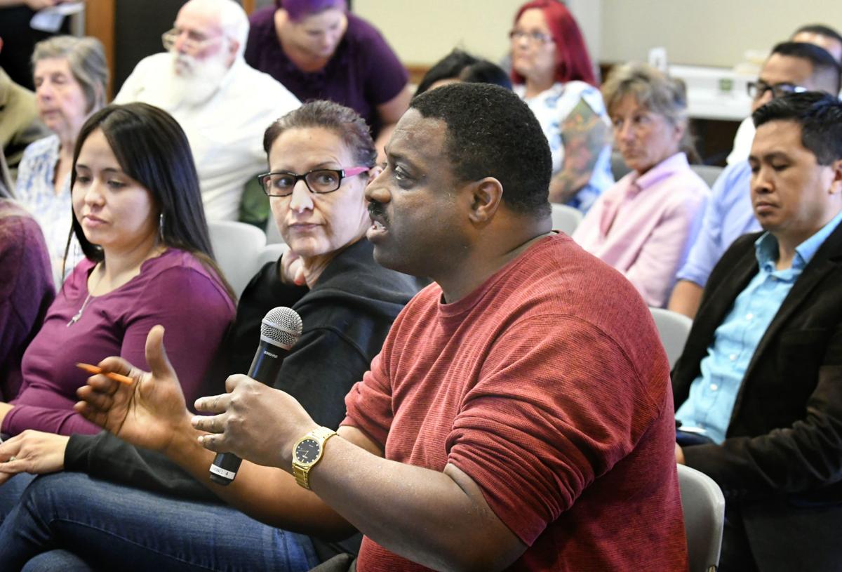 102819 SM homeless forum 01.jpg (Spanish)
