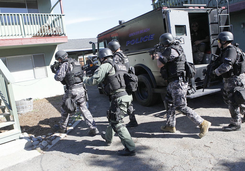 swat-surrounds-apartments-to-serve-warrants-in-training-exercise