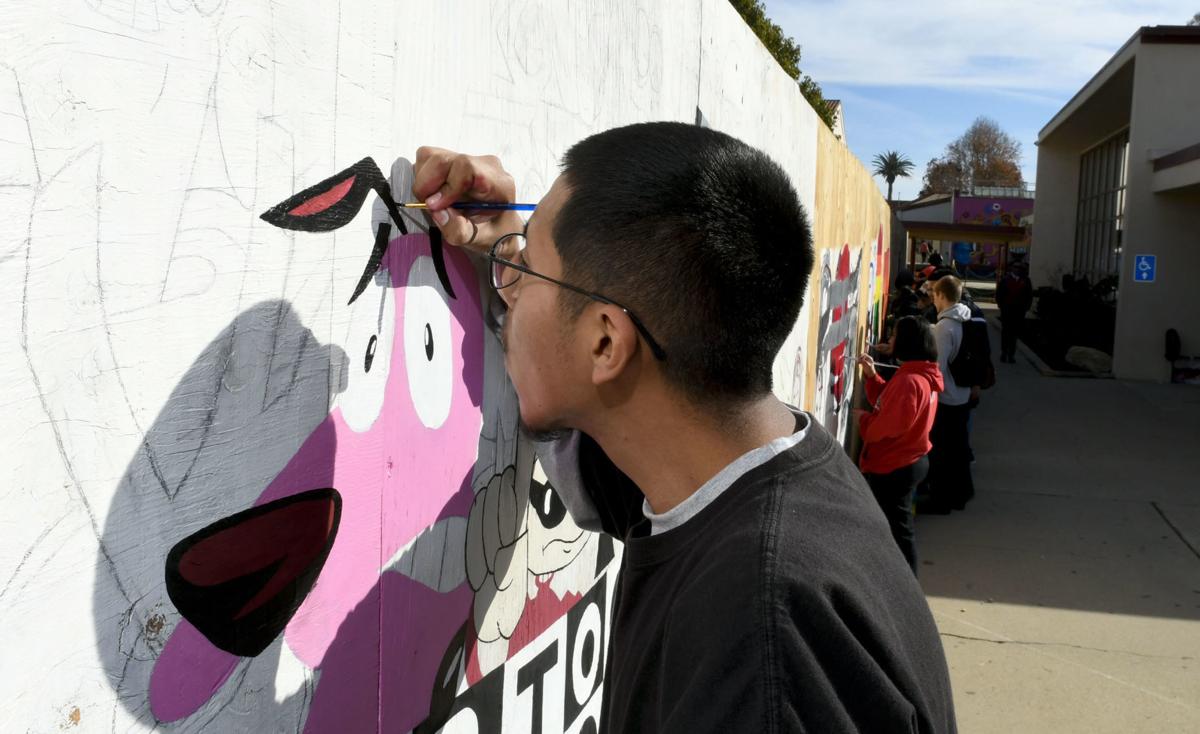 012320 SMHS art walls 01.jpg (Spanish)