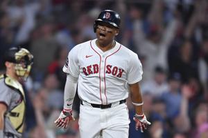 Devers dispara jonrón en la 9na y Medias Rojas superan 7-6 a Bravos