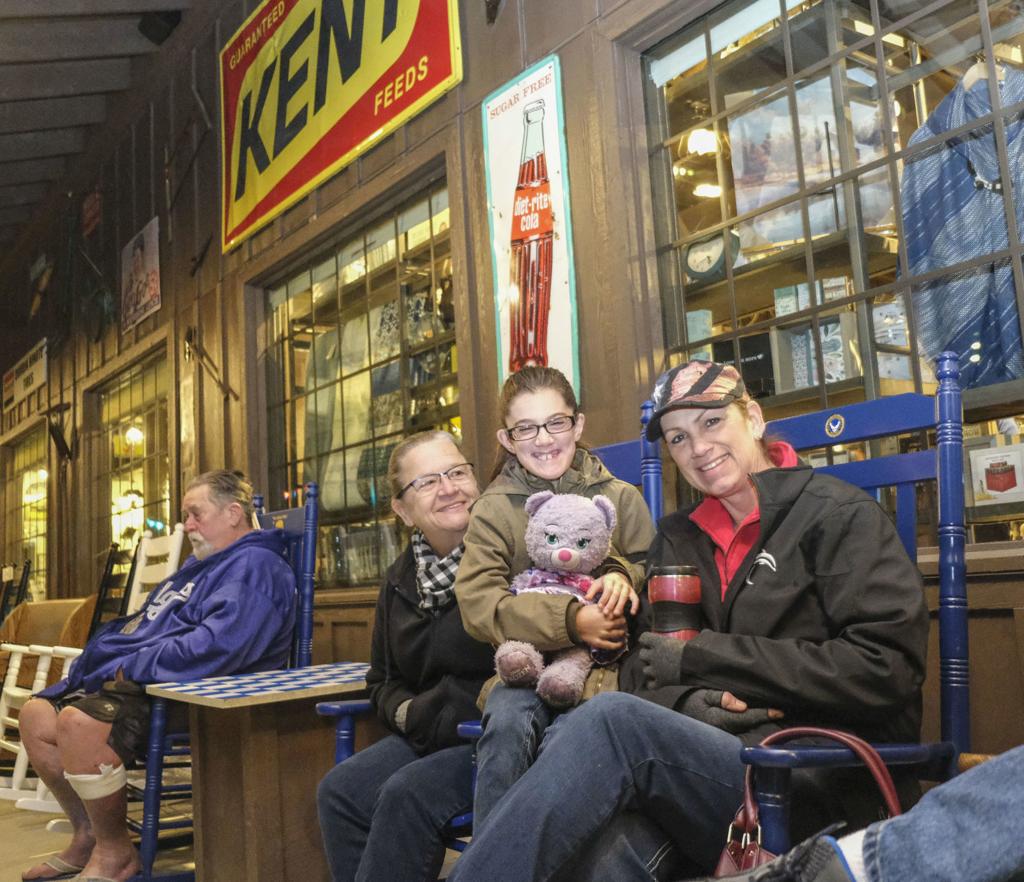 Cracker Barrel Now Open In Santa Maria Dozens Line Up On Cold