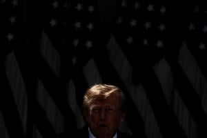 Trump alista nuevos aranceles a China por inundar mercado con productos baratos, dicen fuentes de AP