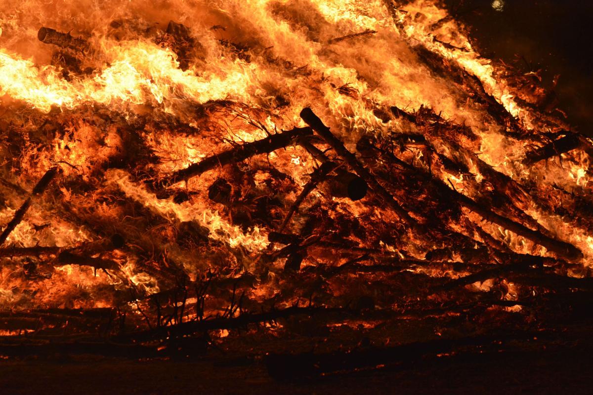 GALLERY Solvang's Christmas tree burn Local News