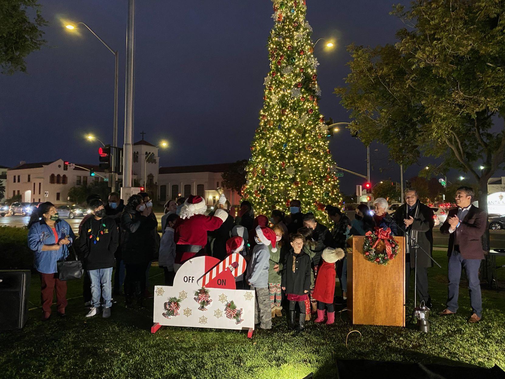 Tree Lighting Ceremony Ushers In Santa Maria S Holiday Season Local News Santamariatimes Com