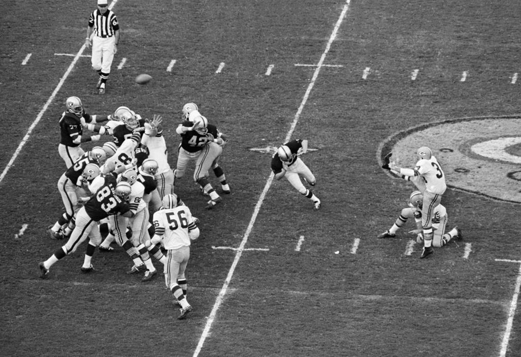 2. Super Bowl II: QB Bart Starr, Green Bay Packers
