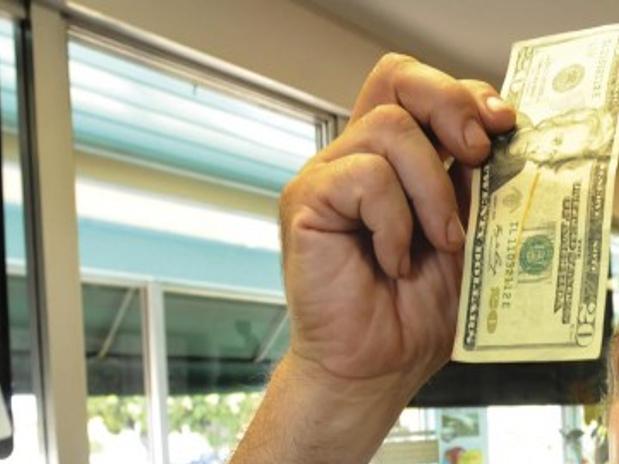 Man makes change for $50 bill, discovers it's a fake