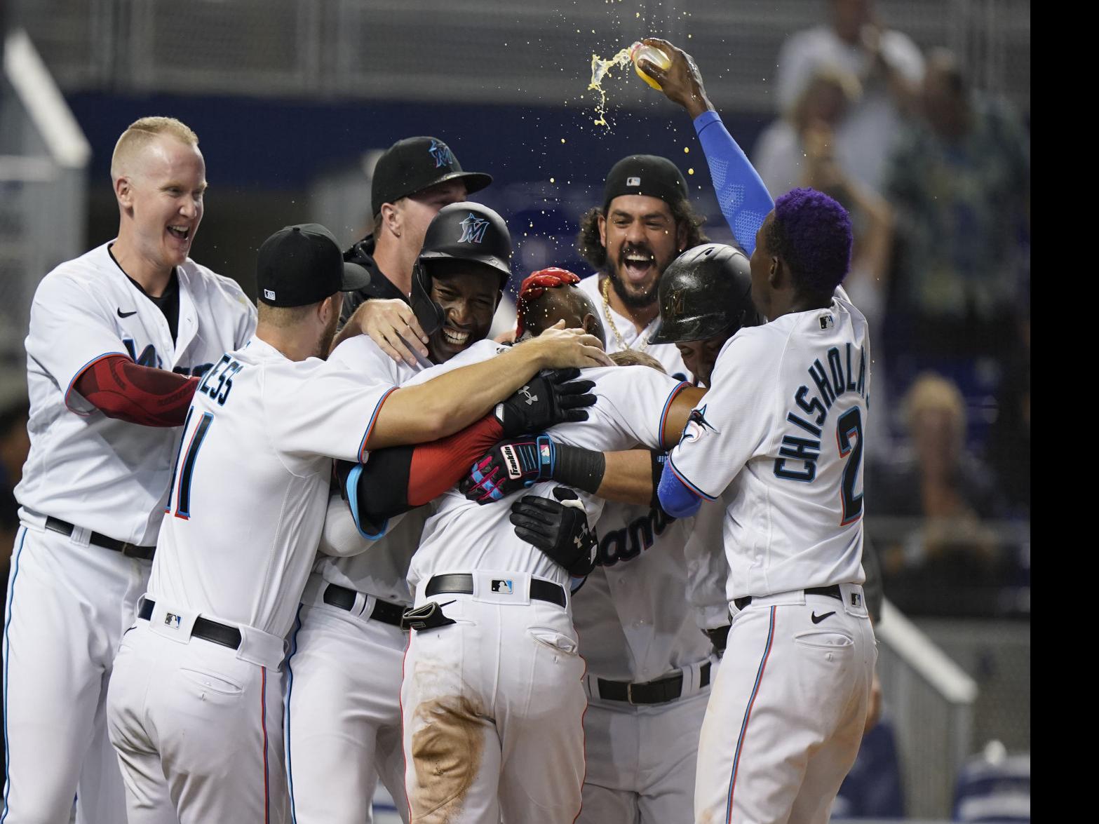 Marlins Beat Dodgers 2 1 In 10 Innings On Wild Pitch Throwing Error Baseball Santamariatimes Com