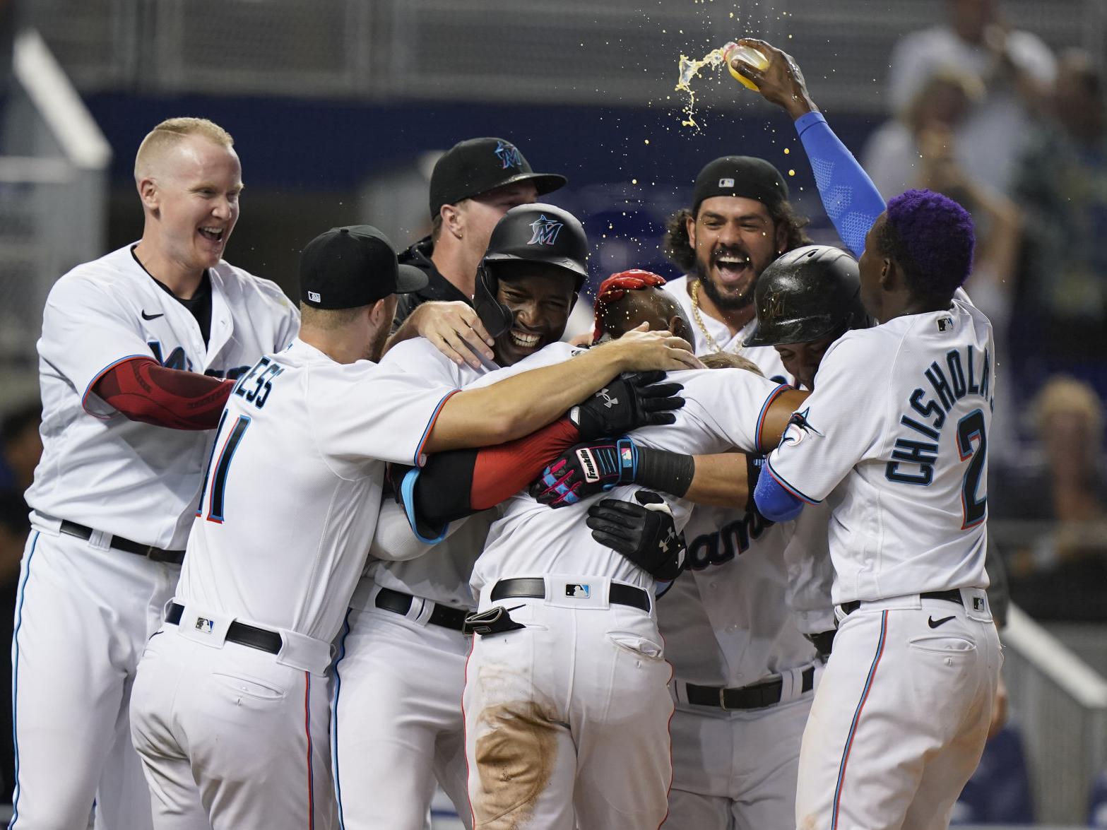 Marlins Beat Dodgers 2 1 In 10 Innings On Wild Pitch Throwing Error Baseball Santamariatimes Com Marlins Beat Dodgers 2 1 In 10 Innings On Wild Pitch Throwing Error Baseball Santamariatimes Com