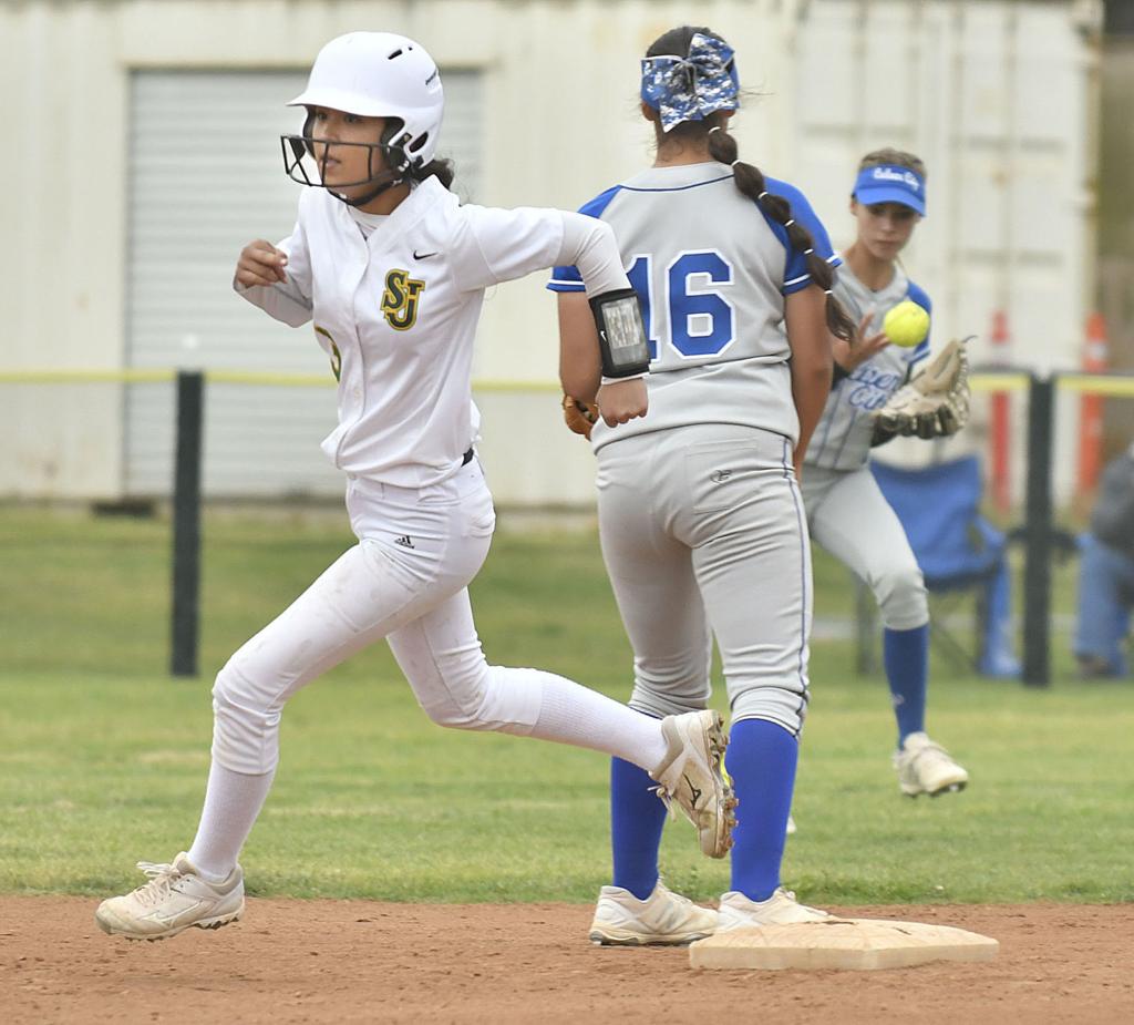 Culver City Ends St Joseph Softball Team S Season In Quarterfinals Softball Santamariatimes Com