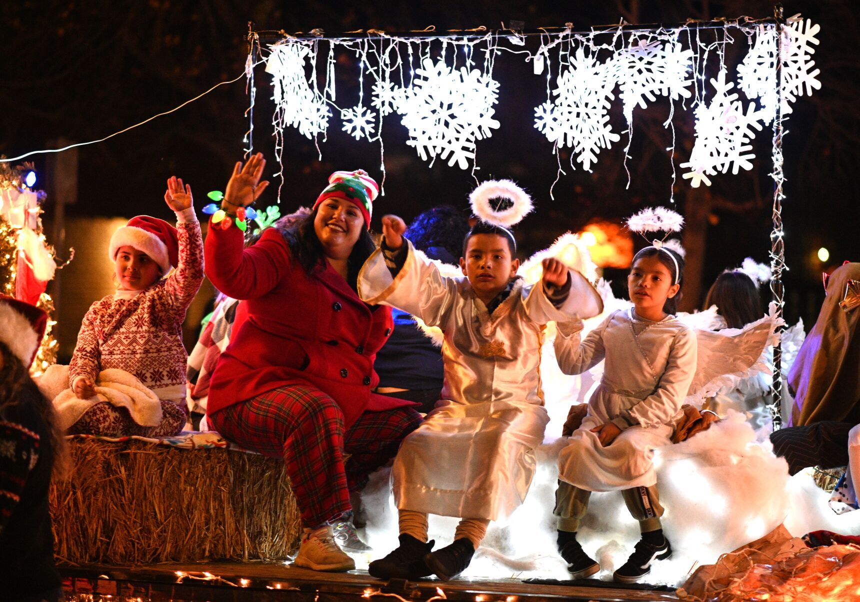 Santa Maria Parade Of Lights Wows Thousands, Winners Announced