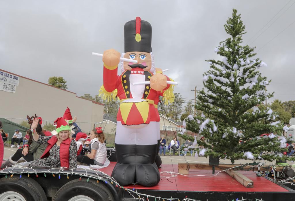 Orcutt Christmas Parade 2022 Annual Old Town Orcutt Christmas Parade Brings Hot Rods And Holiday Cheer |  Features | Santamariatimes.com