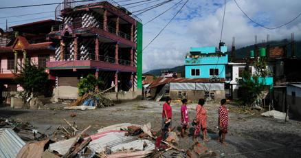 Personas de más de 30 países siguen desaparecidas tras las riadas repentinas en Nepal y China