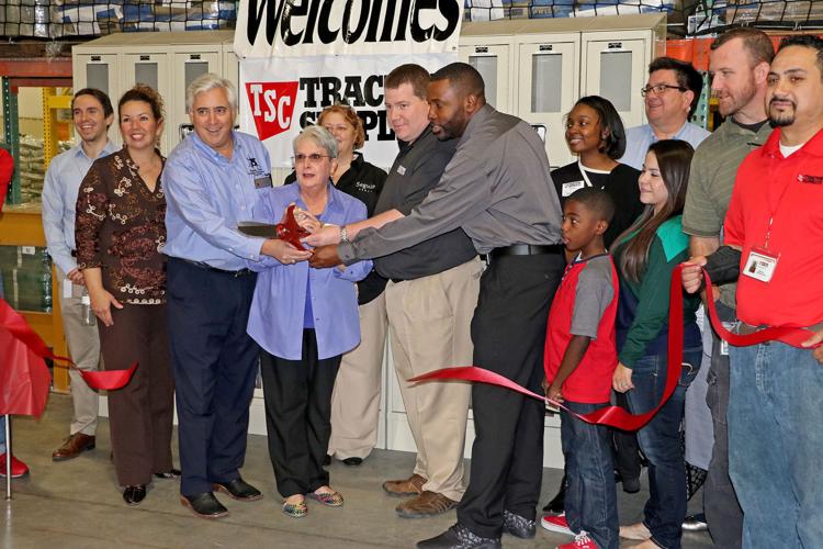 Tractor Supply cuts ribbon on distribution center in Seguin News