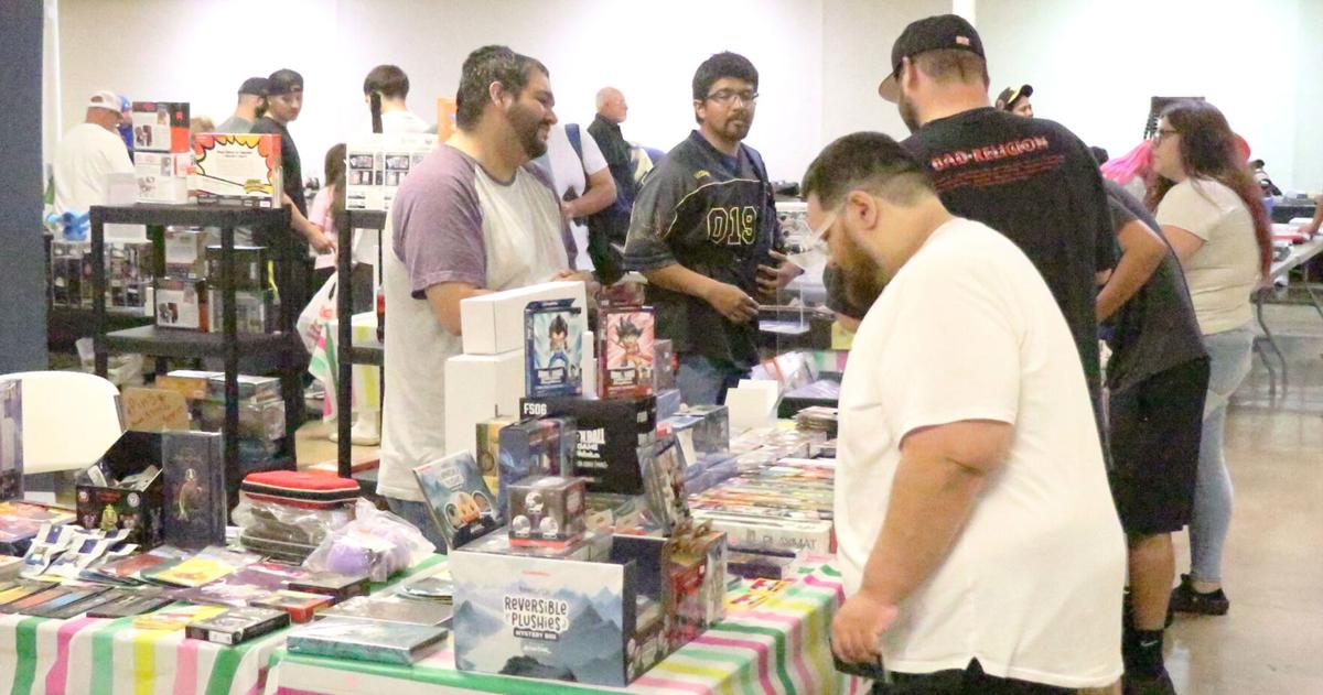 Seguin duo hosts town’s first card show