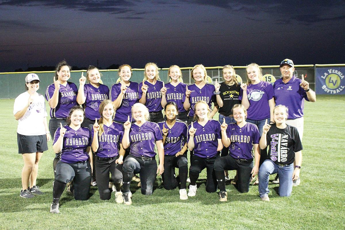 Title clinched: Navarro softball outlasts La Vernia 9-7, named district champs | Sports