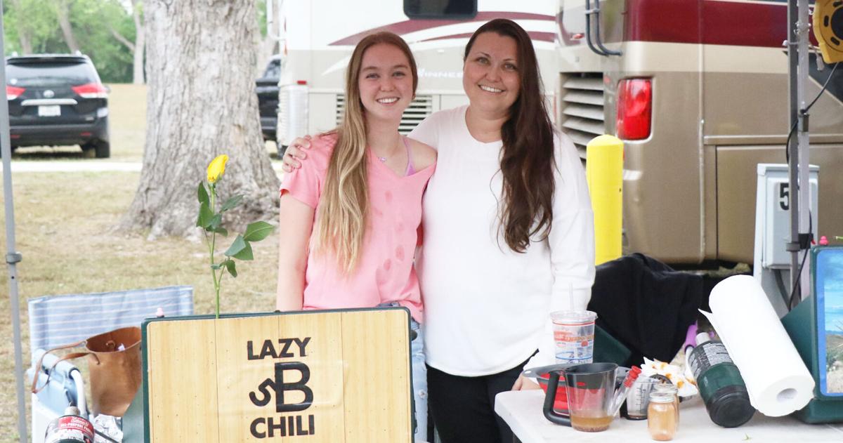 Las mujeres cocinan chili, camaradería en medio de la competencia