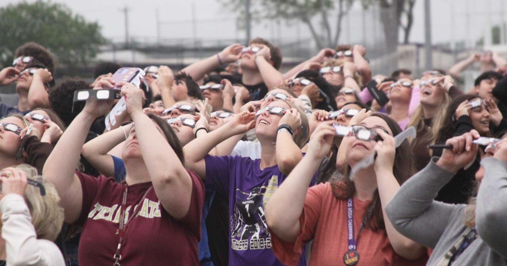 Navarro educates students about eclipse as it passes through Guadalupe County - Vimarsana News