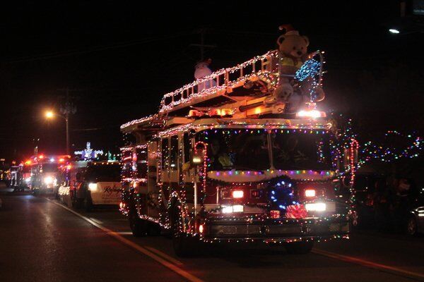 Christmas parade draws hundreds | Local News | sentinel-echo.com