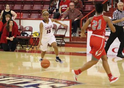 Women S College Basketball Rough Opening Quarter Plagues Patriots