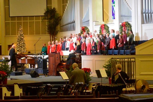 Southeast Kentucky Community Chorus sings carols at First Baptist ...