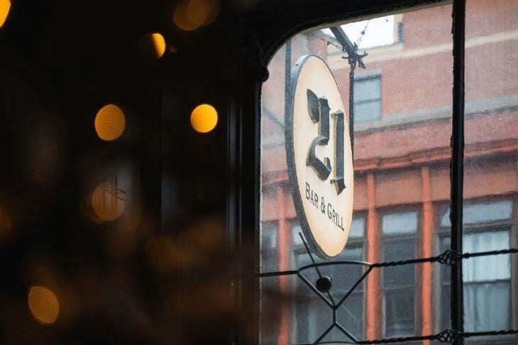 Where Everybody 
Knows Your Name
21 Bar and Grill:
A Welcoming Place for Locals & Newcomers