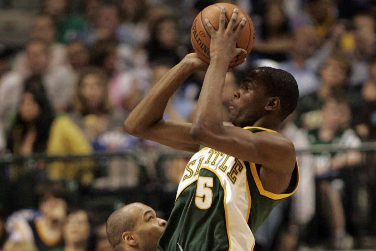 Warriors vs. Kings in Seattle: Former SuperSonic Kevin Durant takes court  in vintage Shawn Kemp jersey 