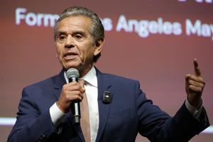 Villaraigosa sees path to governor in ‘course-collection lane’