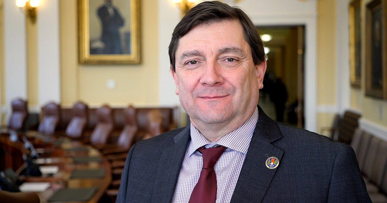 Democrats in Maine Racing to Find New Senate Nominee |