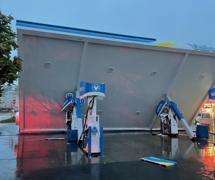Storm winds topple gas station roof - Vimarsana News