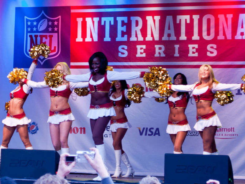 San Francisco 49ers Cheerleader Takes a Knee During National Anthem