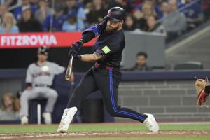Lukes delivers tiebreaking hit in eighth, Ramírez leaves injured as Blue Jays beat Guardians, 5-3