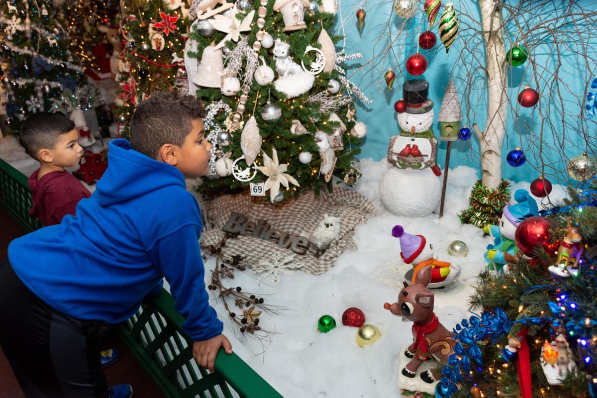 Kraynak S Christmasland Attracts Shoppers Families News Sharonherald Com