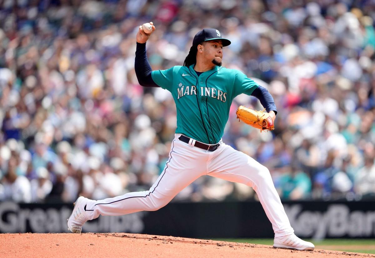 Mariners use early homers, strong start by Luis Castillo to top