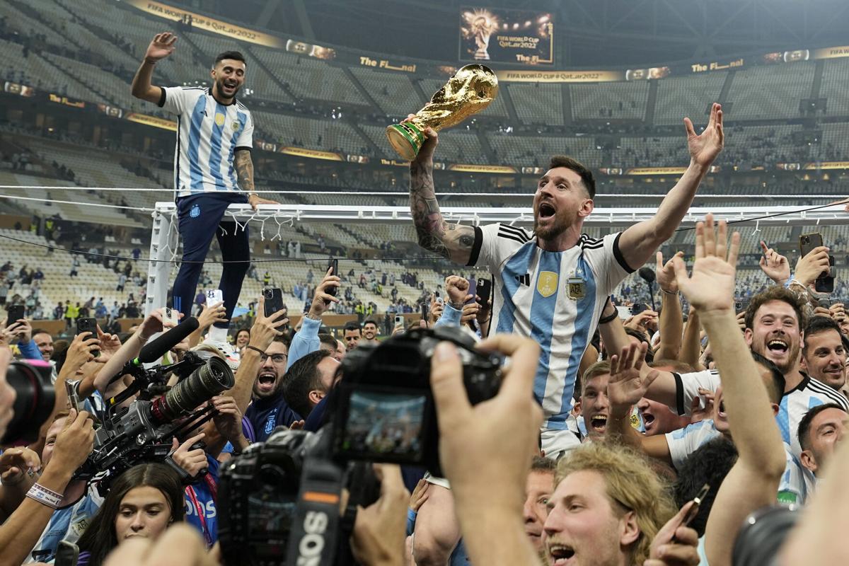 ⚽️⚽️12/19/22 USA TODAY ARGENTINA beats France to WIN WORLD CUP L. Messi🏆🏆