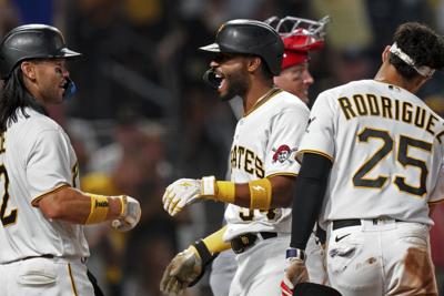 Pirates hit three home runs to hold off Padres in 3-2 win