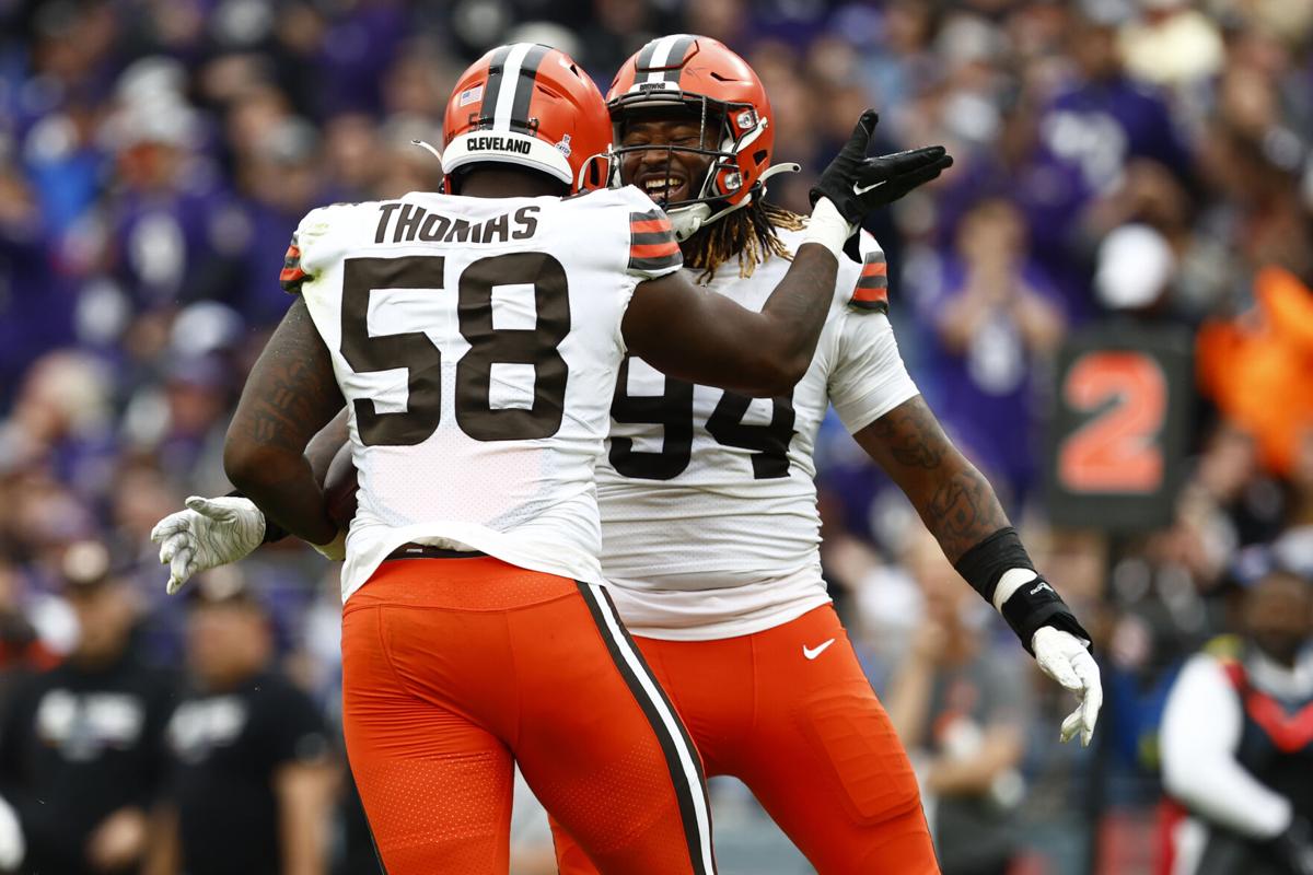 Browns' DEs Wright, Thomas could miss significant time with knee injuries, Sports