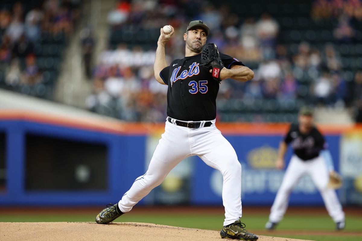 New York Mets starting pitcher Kodai Senga (34) delivers a pitch against  the Chicago Cubs during