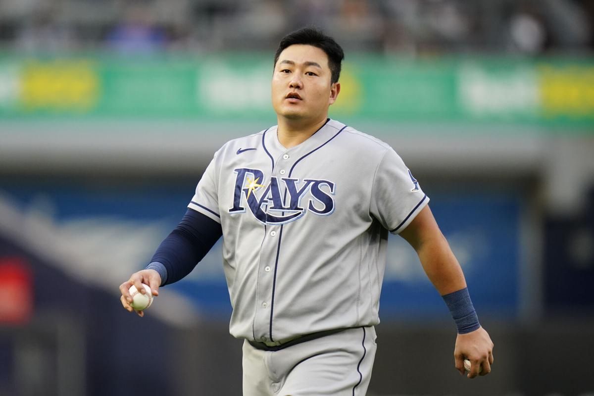 Ji-Man Choi literally did the splits for the first out of Game 3 - Article  - Bardown