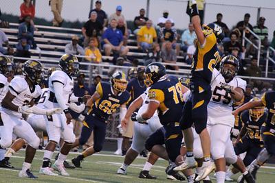 Wilmington Rolls To 40 0 Win Over Farrell Sports Sharonherald Com