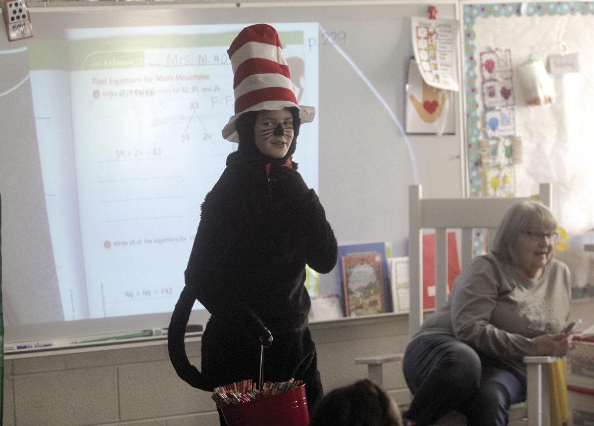Cat In The Hat Greets Kids At Lakeview News Shorelinemedia Net